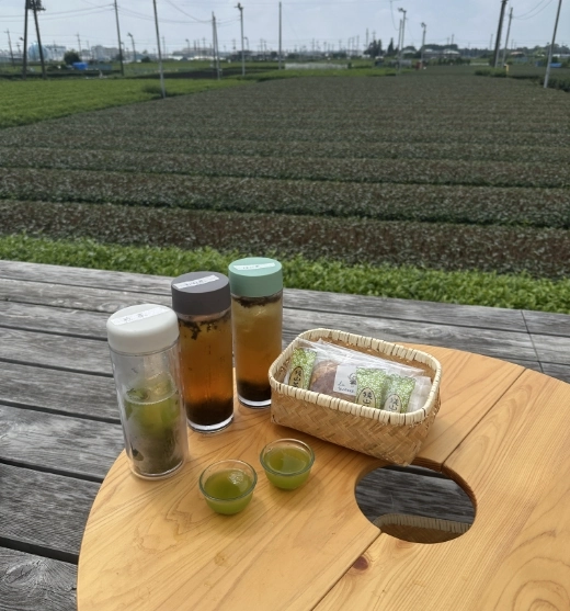 茶畑前のテーブルに並ぶ水出し茶とお菓子