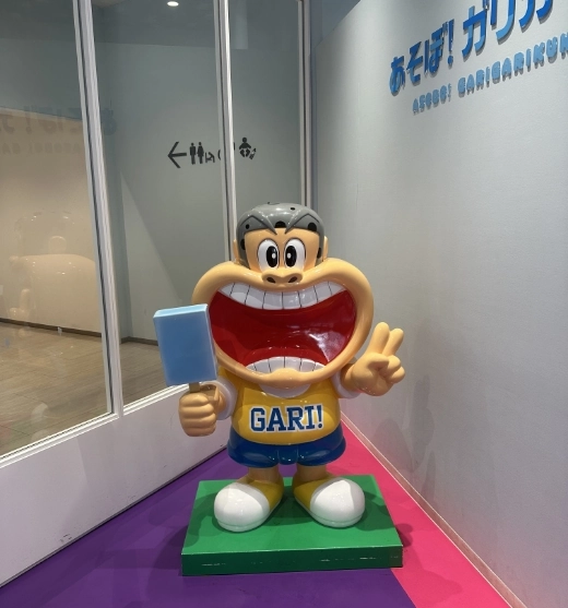 入口に立つガリガリ君の等身大像