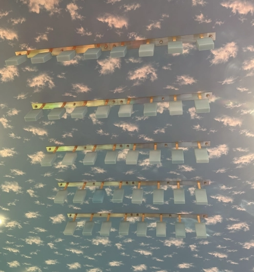 空模様の天井に吊るされたアイス型オブジェ