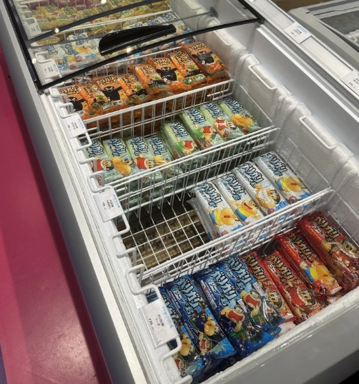 ショーケースに並ぶガリガリ君の各フレーバー