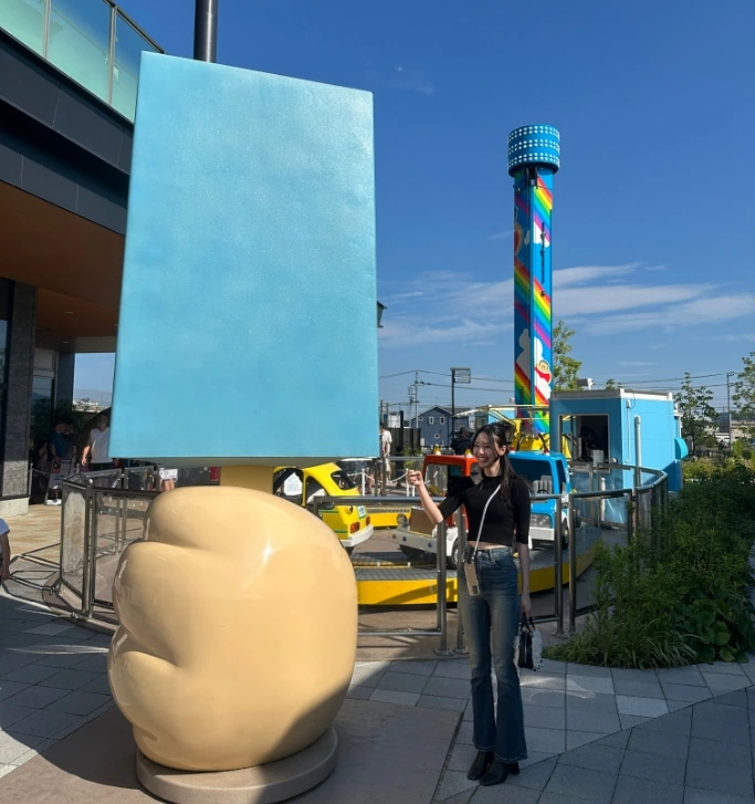 巨大アイスのモニュメントと人