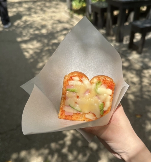 手に持ったミニピザ風トースト