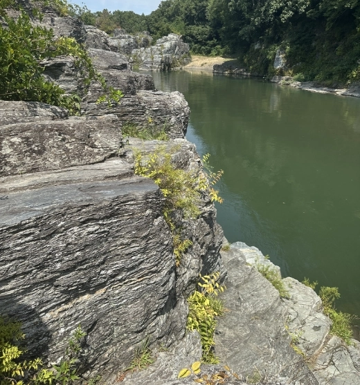 長瀞・岩畳の断層とエメラルド色の清流