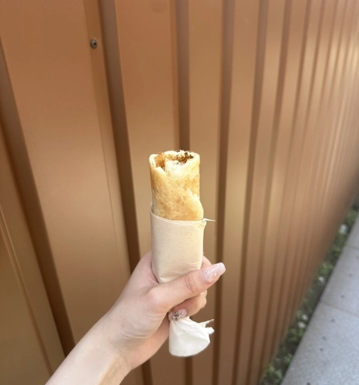 長瀞の食べ歩きホットスナックを手に