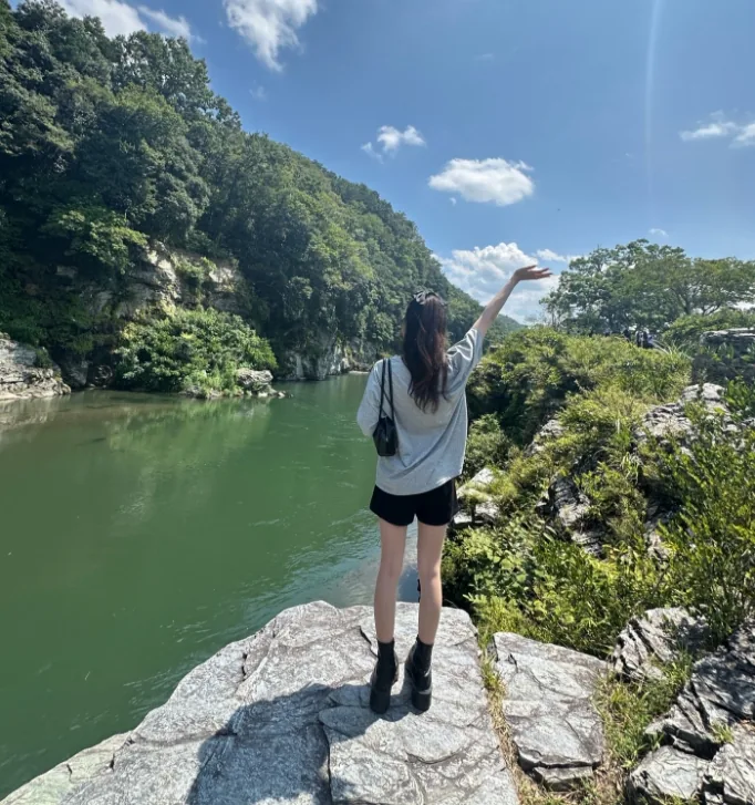 岩畳の縁に立つ人の後ろ姿