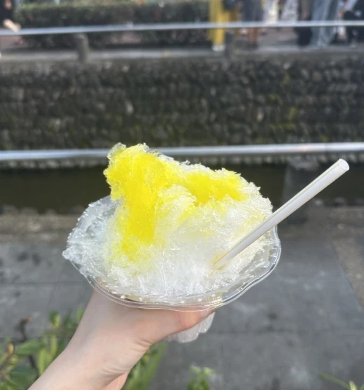 レモンシロップのかき氷を手に