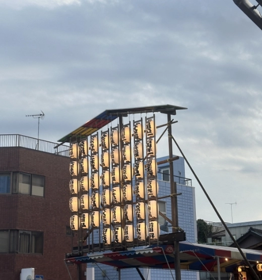 祭りの提灯が整然と並ぶ山車