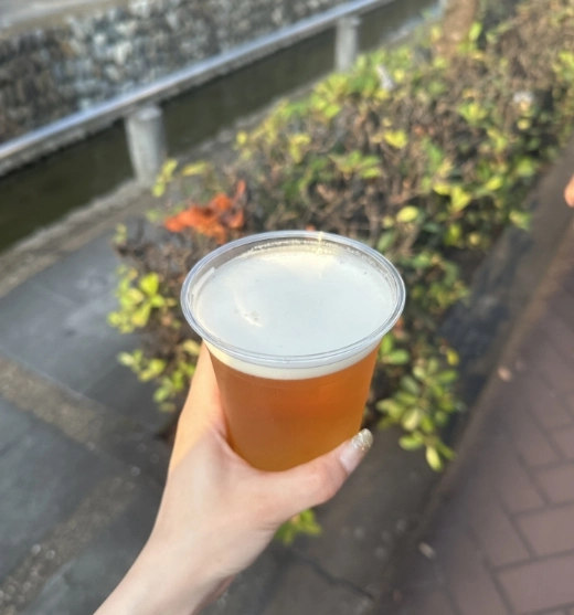 屋外で飲む生ビールのカップ
