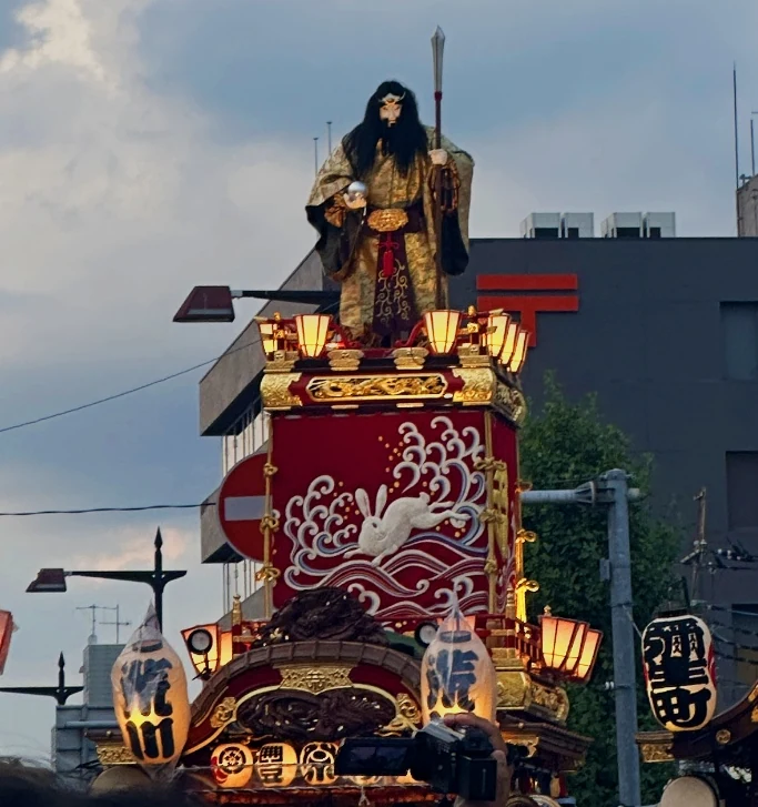 ライトアップされた山車が並ぶ夜の祭り