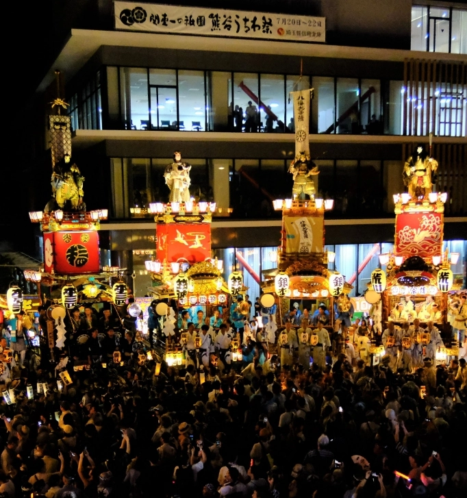提灯の明かりが夜空に映える１枚